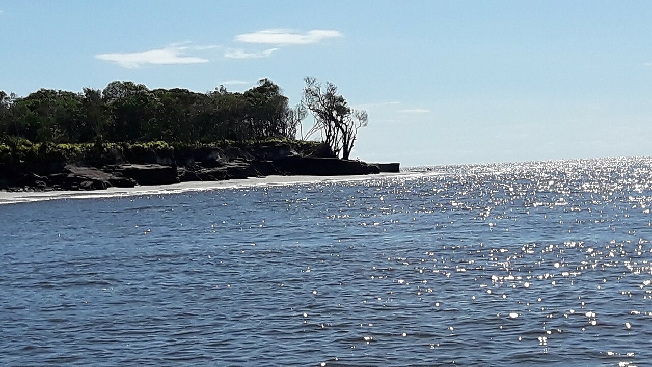 Costa preservada e mar brilhando ao sol no sul de Ilha Comprida