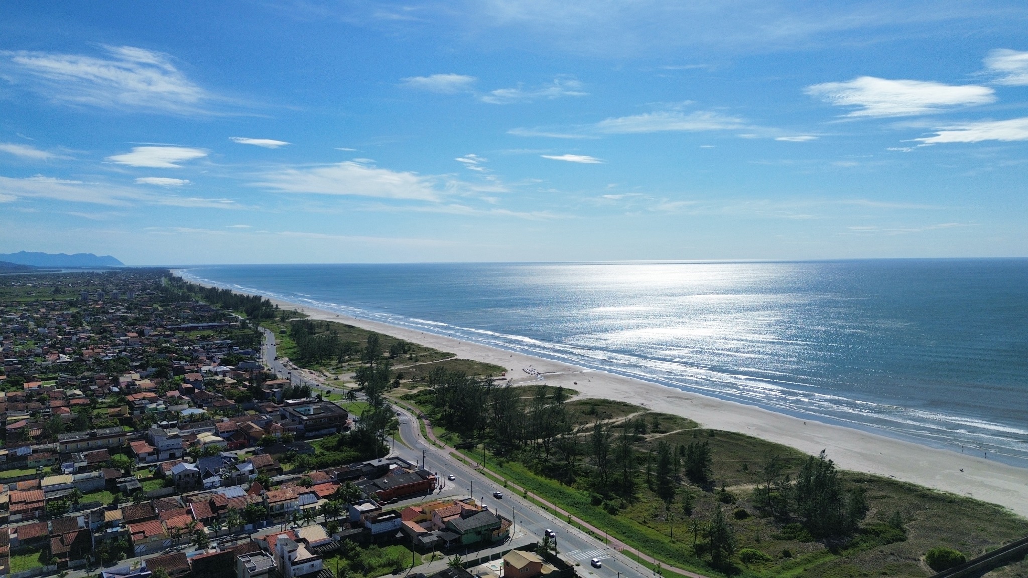Vista aérea da praia, da avenida e da área urbana de Ilha Comprida