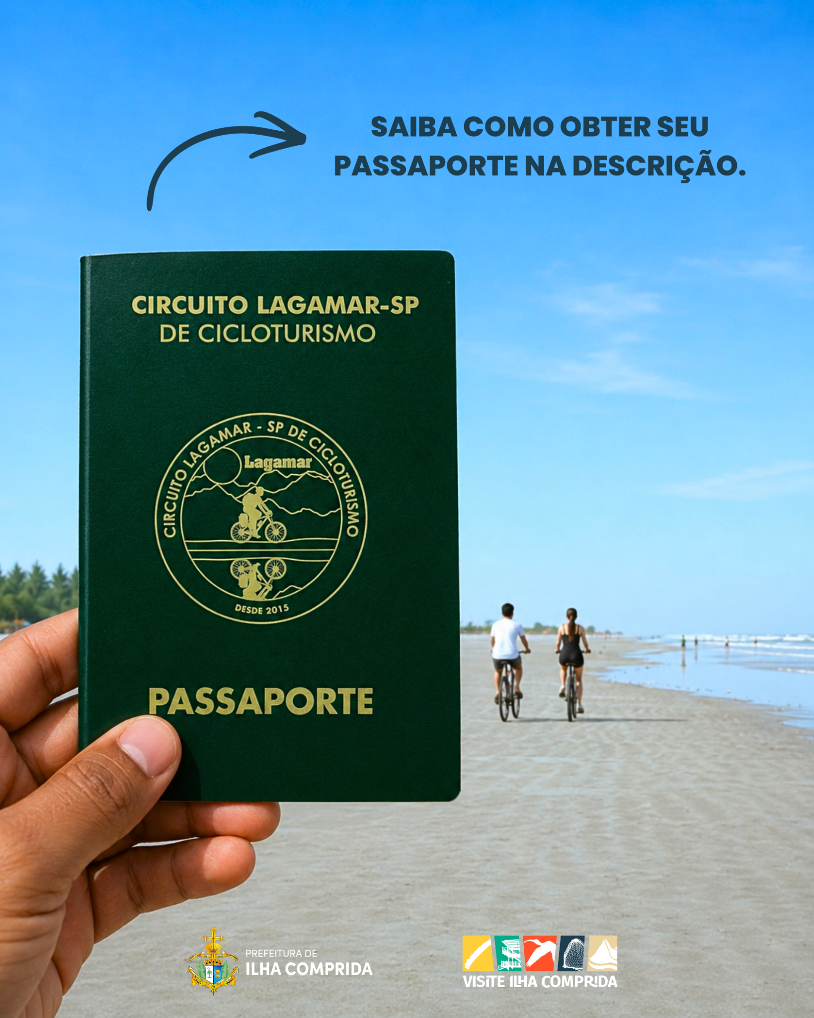 Passaporte verde do Circuito Lagamar-SP de Cicloturismo em primeiro plano, com ciclistas na praia ao fundo