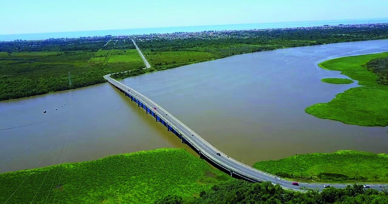 Ponte Prefeito Laércio Ribeiro sobre o Mar Pequeno, acesso norte a Ilha Comprida