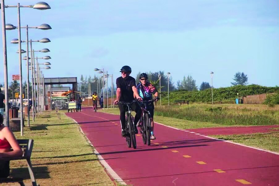 Ciclistas na ciclovia do Boqueirão Norte, em Ilha Comprida